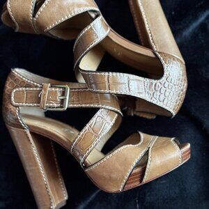 BCBG Vintage Style Leather Printed Heels Size 6.5